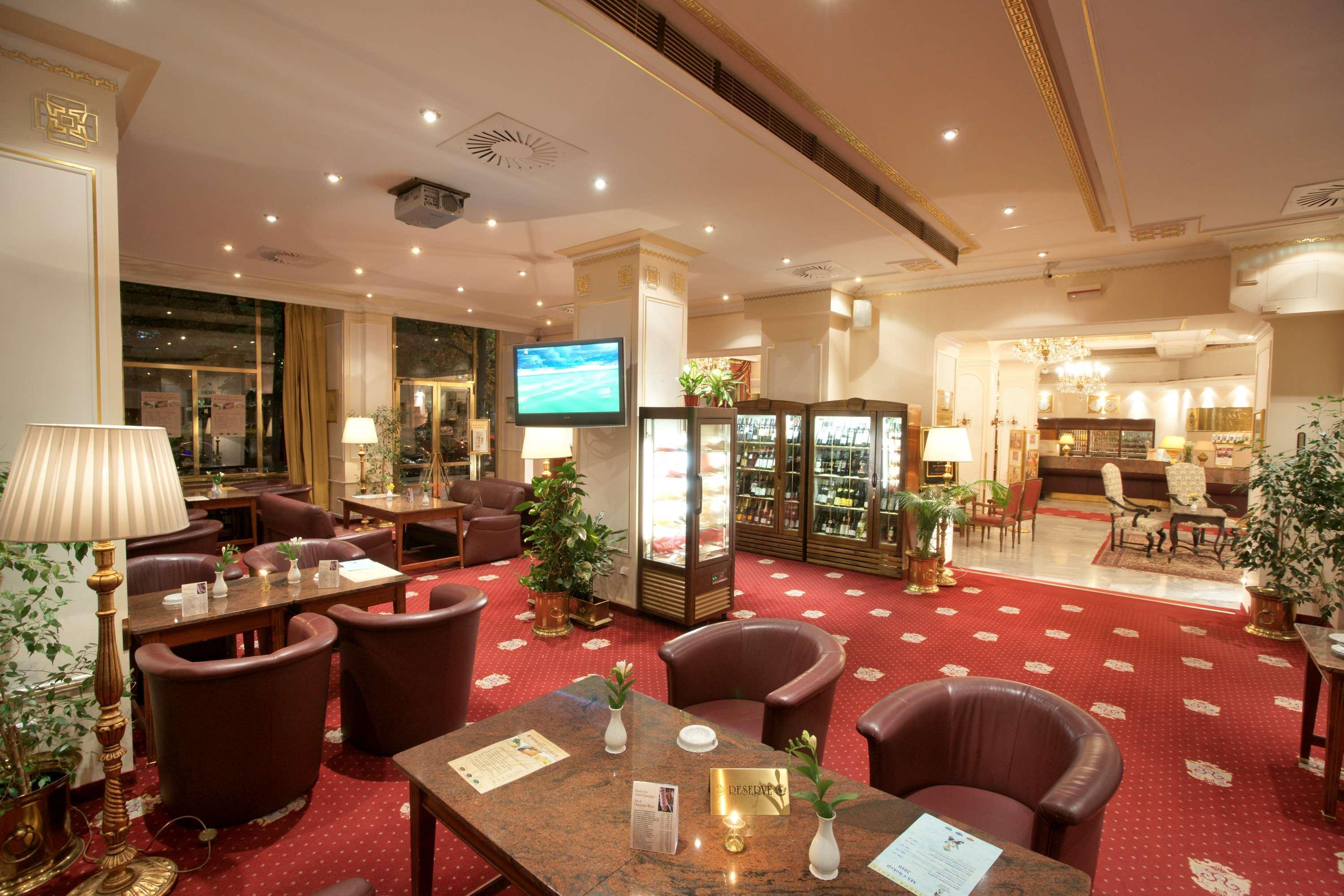 Ambassador Zlata Husa Prag Eksteriør billede The lobby of the hotel