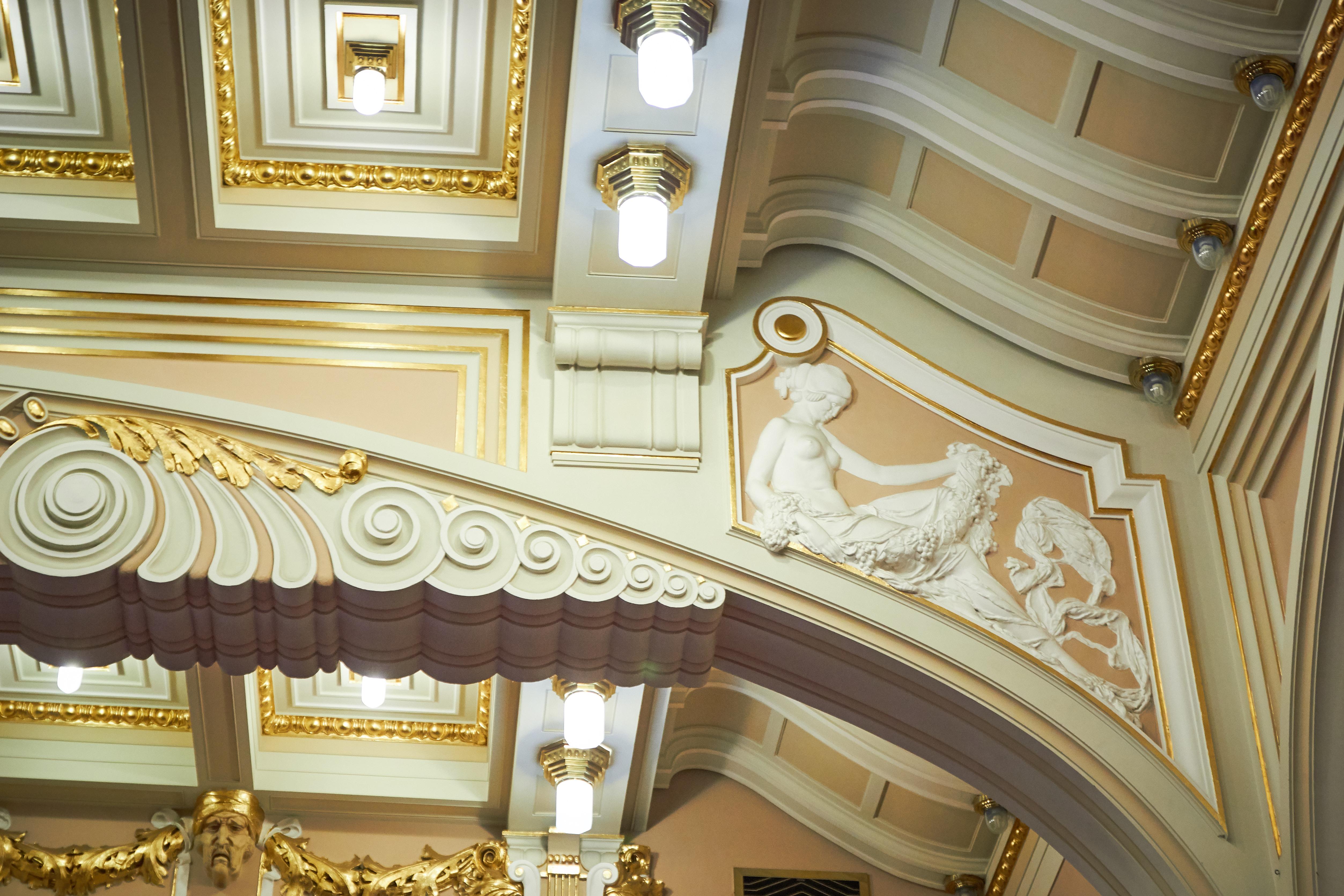 Ambassador Zlata Husa Prag Eksteriør billede The ceiling of the main staircase