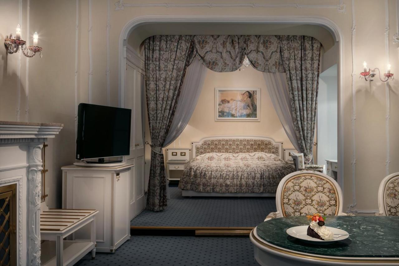 Ambassador Zlata Husa Prag Eksteriør billede A room at the hotel